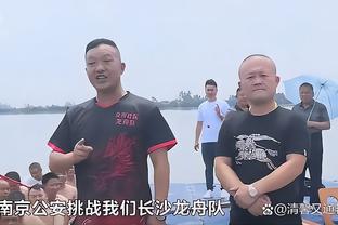 ?拉菲尼亚圣诞假期期间将西甲冠军奖杯纹在了大腿上